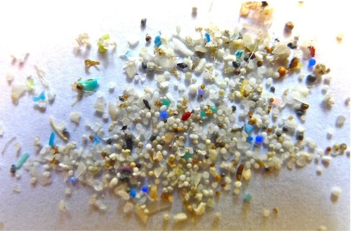 Vượt xa các tiêu đề Nhựa